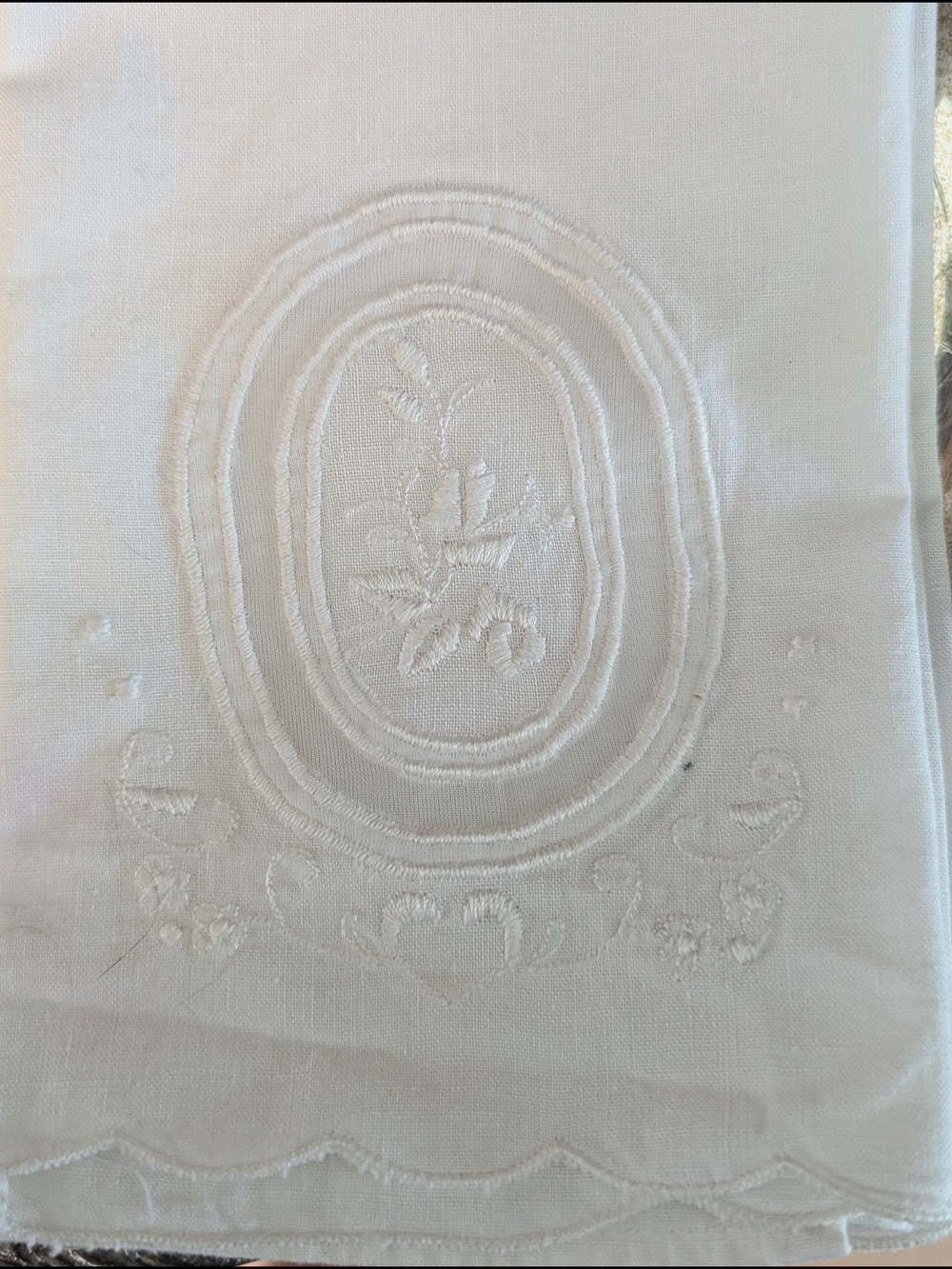 Madeira White Linen Guest Towels Set of 2 Embroidered Medallion Scalloped VTG - Picture 9 of 10